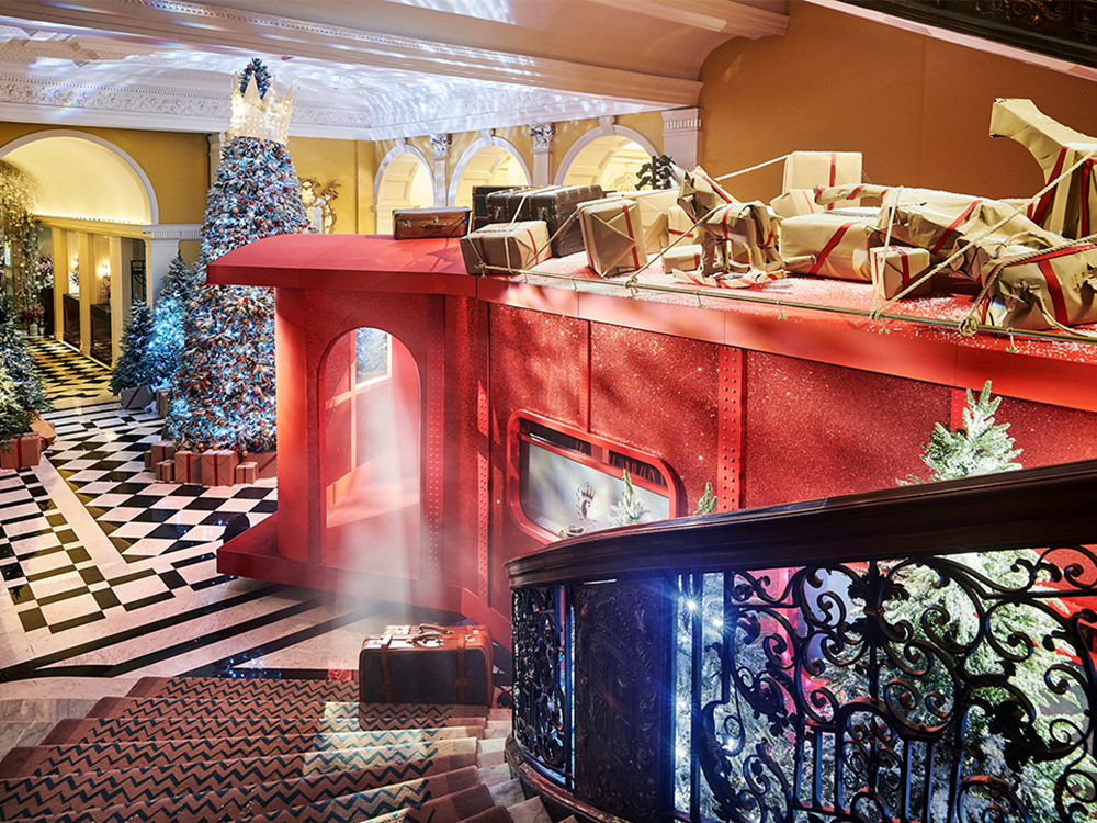 Christian Louboutin, Claridge's_2019_Christmas tree_karácsonyfa_luxury hotel_luxushotel_design_train_vonat_express