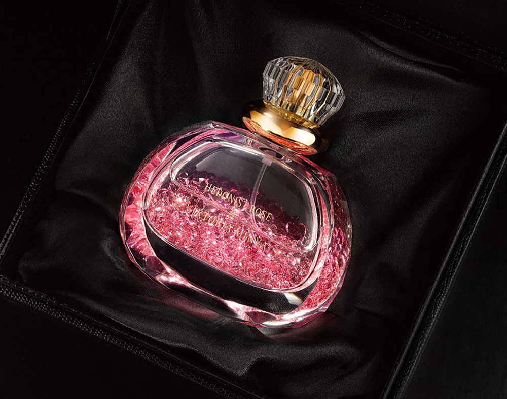 Minya Viktória_Hedonist Rose_perfume_parfüm_fragrance_kristály_crystal_Swarovski_bottle