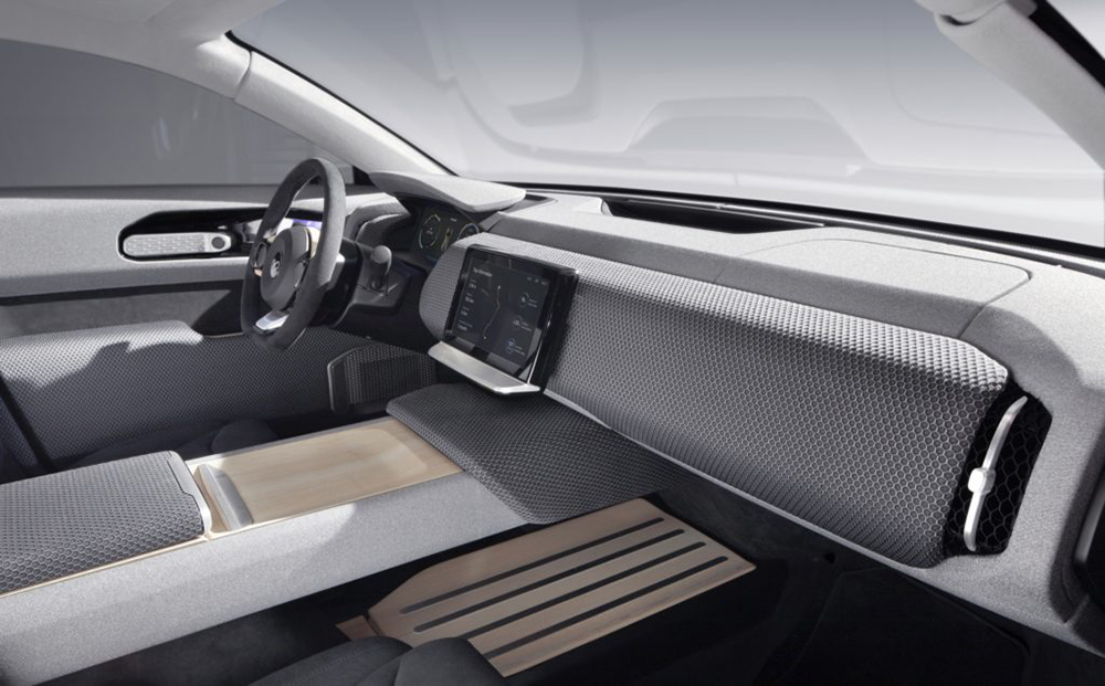 lightyear-one-car-2-napelemes-auto