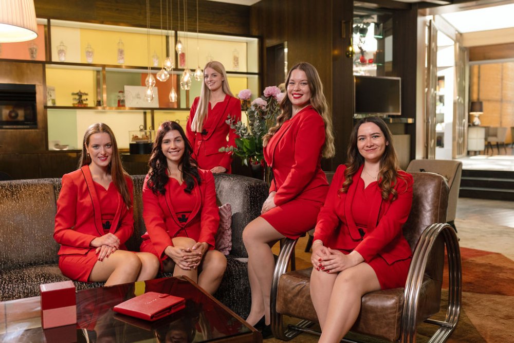 kempinski-budapest corvinus-hotel-lady-in-red-2