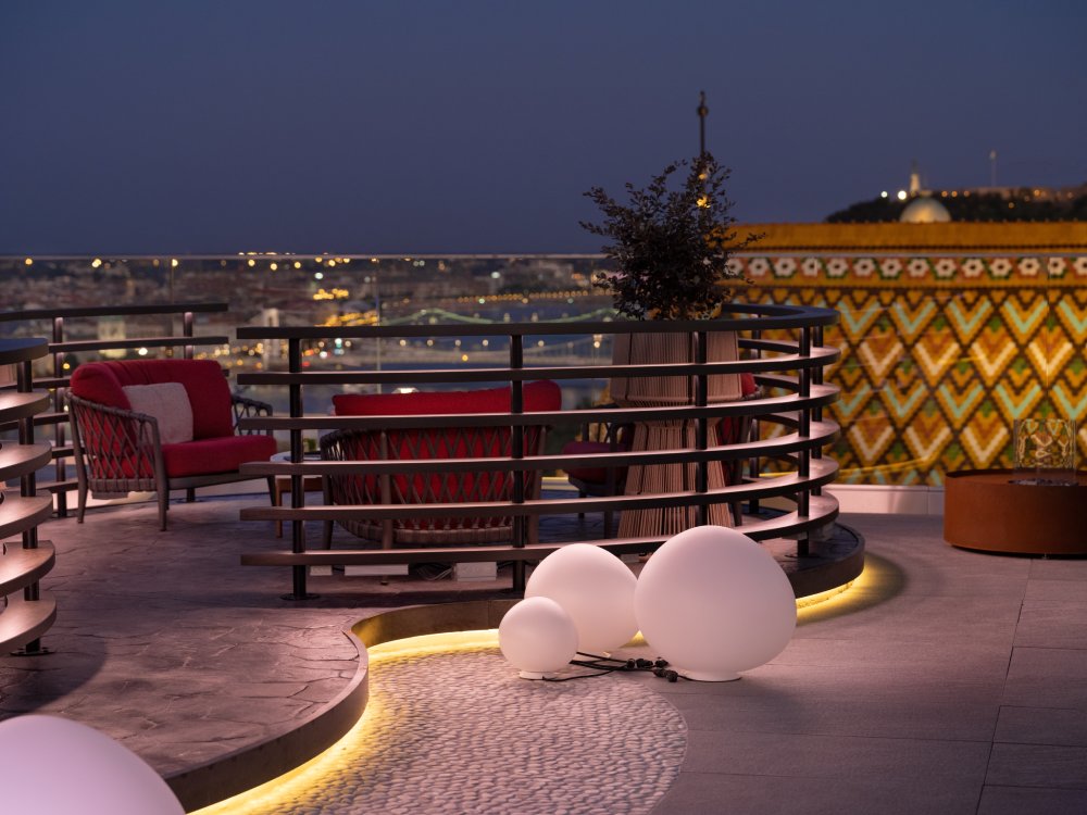 white-raven-hilton-budapest-hotel-skybar-rooftop-bar-etterem-3